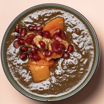 Fessenjun vegan mit Kürbis auf dem Teller
